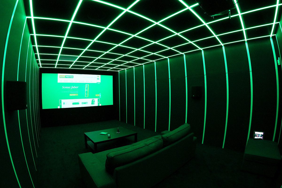 Sala kinowa Dolby Atmos w Audio Concept, Warszawa - doznaj wspaniałych wrażeń dźwiękowych i wizualnych dzięki wysokiej klasy automatyce, projektorowi laserowemu i nagłośnieniu kinowemu.